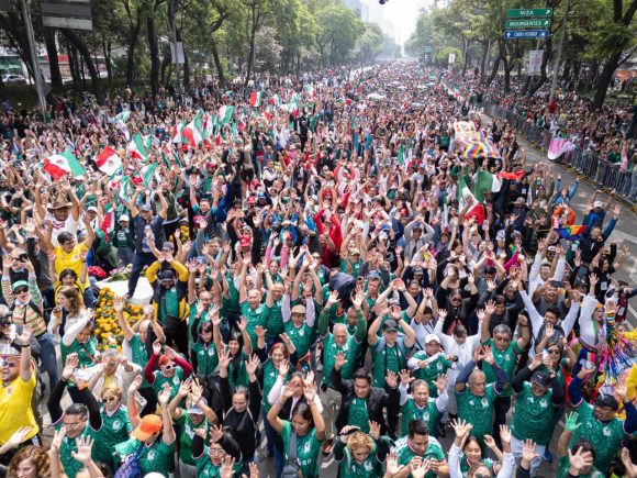 CDMX logran el Récord Guinness de la ola más grande del mundo