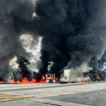 Choque de pipa contra vehículos militares provoca aparatoso incendio en La Venta