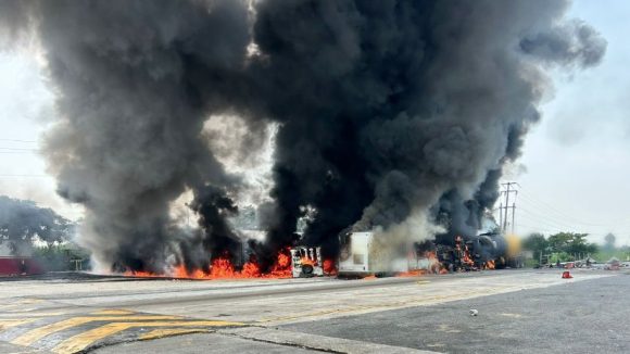 Choque de pipa contra vehículos militares provoca aparatoso incendio en La Venta