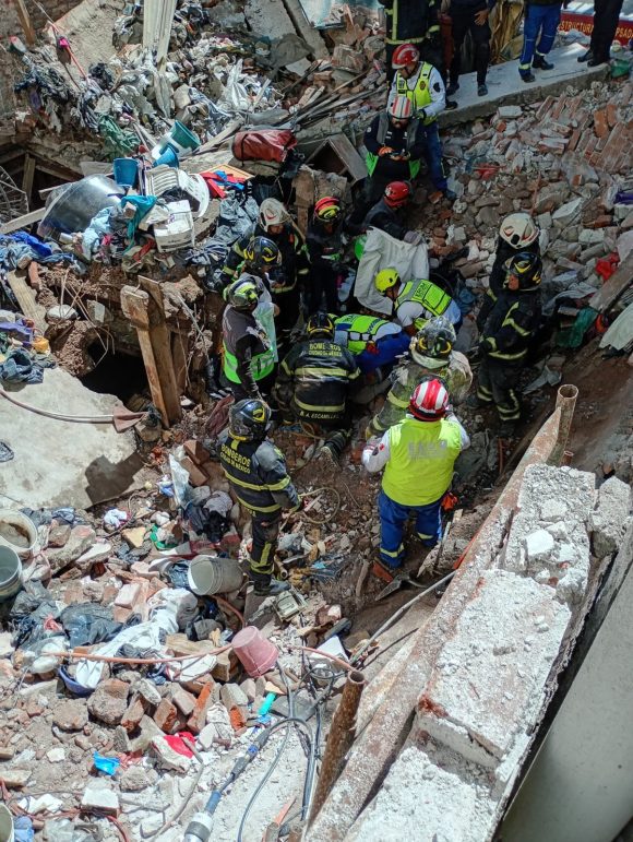 Colapso de vivienda en CDMX deja un muerto y una mujer herida