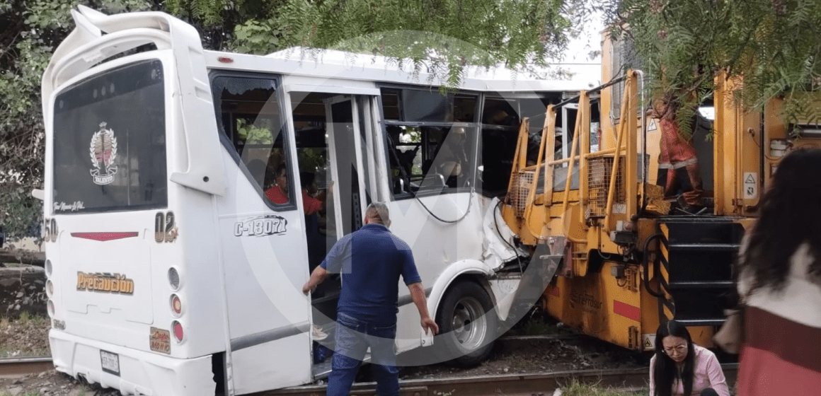 Tren embiste microbús de la Ruta 50 en Rivera Anaya; reportan 21 lesionados