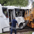 Tren embiste microbús de la Ruta 50 en Rivera Anaya; reportan 21 lesionados