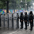 Reportan disturbios y enfrentamientos en el Estadio Azteca durante el partido inaugural