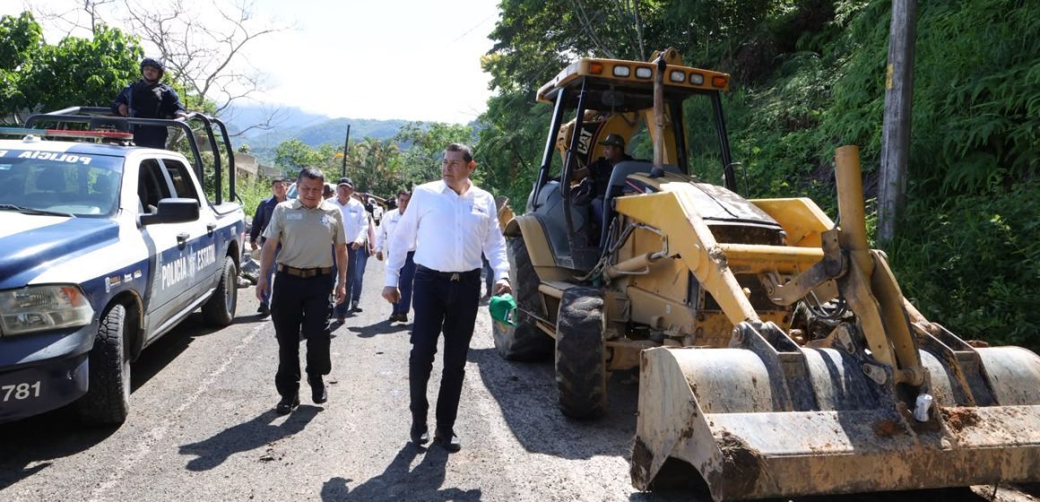 Carretera Eloxochitlán–Tlacotepec: Despliegan maquinaria pesada por afectaciones climáticas en Puebla