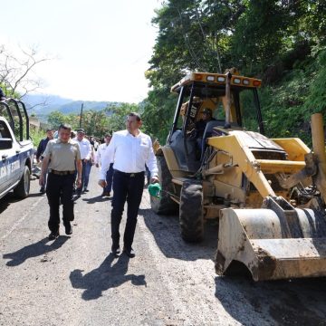 Carretera Eloxochitlán–Tlacotepec: Despliegan maquinaria pesada por afectaciones climáticas en Puebla