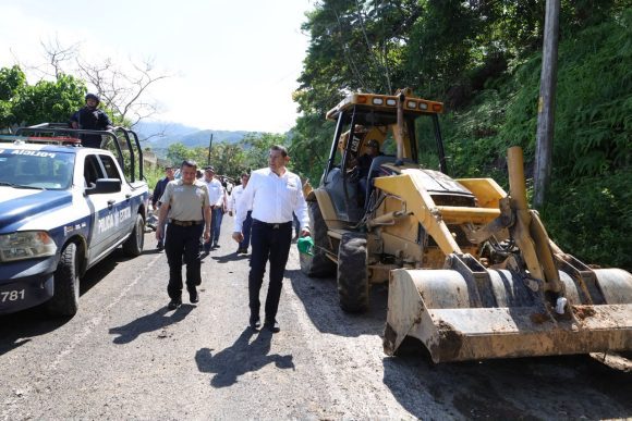 Carretera Eloxochitlán–Tlacotepec: Despliegan maquinaria pesada por afectaciones climáticas en Puebla