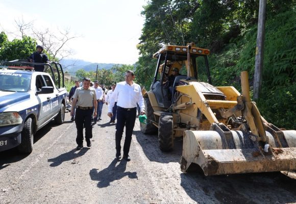 Carretera Eloxochitlán–Tlacotepec: Despliegan maquinaria pesada por afectaciones climáticas en Puebla