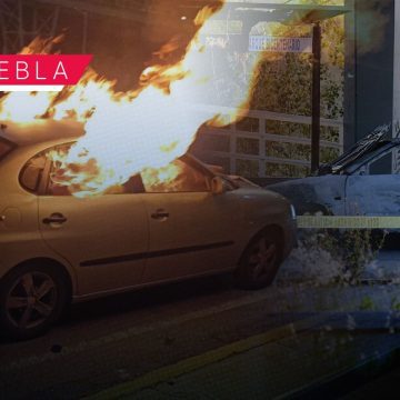 Incendian auto en Periférico Ecológico; hallan dos cuerpos con mensaje