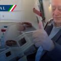 Pasajero increpa a Manuel Bartlett por viajar en primera clase rumbo a España