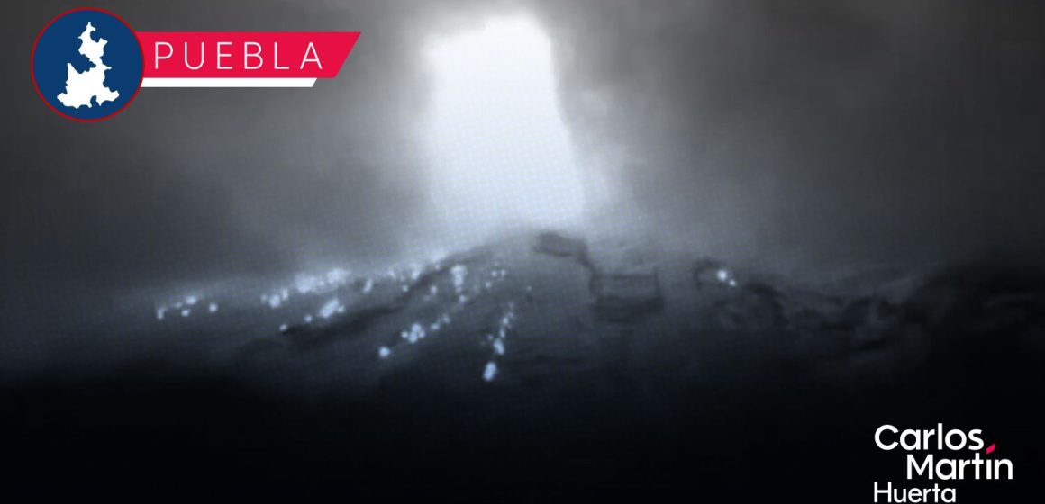 El Popocatépetl expulsa material incandescente en medio de una fuerte tormenta eléctrica