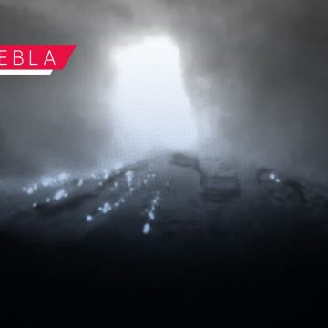 El Popocatépetl expulsa material incandescente en medio de una fuerte tormenta eléctrica