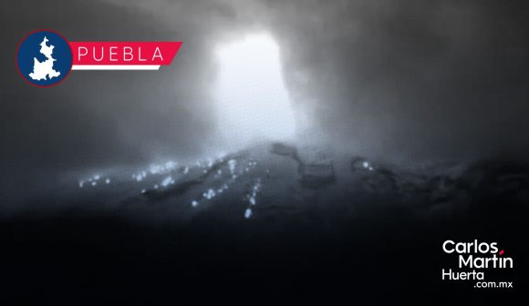 El Popocatépetl expulsa material incandescente en medio de una fuerte tormenta eléctrica
