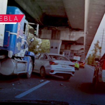 Caos en la México-Puebla; Tráiler embiste a auto particular a la altura de la planta Volkswagen