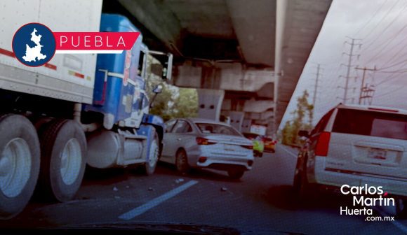 Caos en la México-Puebla; Tráiler embiste a auto particular a la altura de la planta Volkswagen