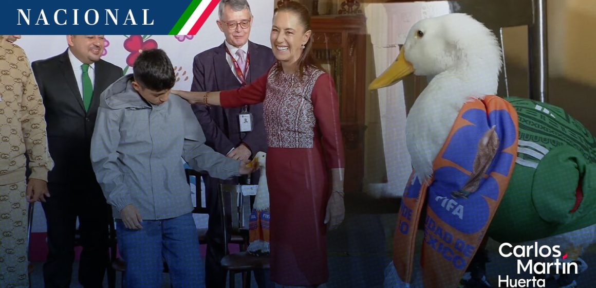 El pato Merlín llega a Palacio Nacional; Sheinbaum recibe a la mascota viral del Mundial y su familia