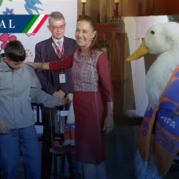 El pato Merlín llega a Palacio Nacional; Sheinbaum recibe a la mascota viral del Mundial y su familia