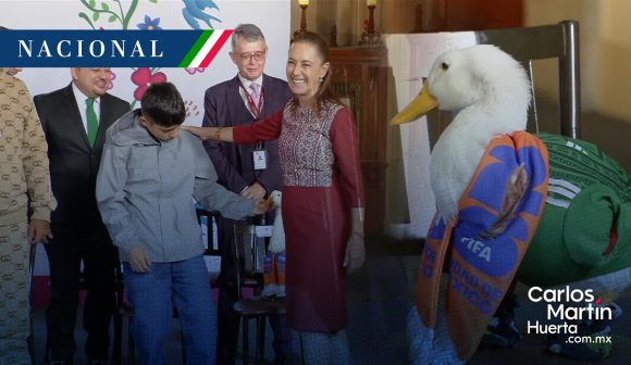 El pato Merlín llega a Palacio Nacional; Sheinbaum recibe a la mascota viral del Mundial y su familia