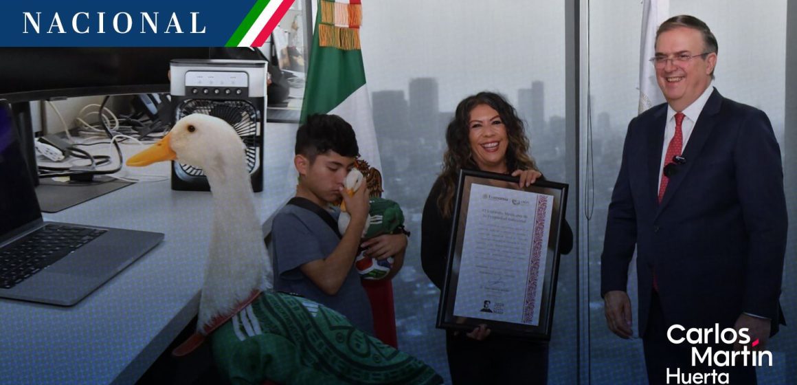 “Pato Merlín” ya es marca registrada; Economía y el IMPI entregan constancia oficial