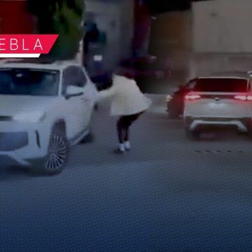 Delincuentes armados roban camioneta en La Carcaña; mujer intentó detenerlos