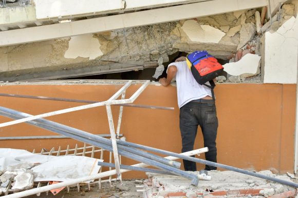 Suman mil 430 muertos tras terremotos en Venezuela