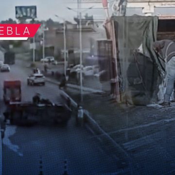 Vuelca vehículo con mercancía en la Vía Corta a Santa Ana, frente a la Central de Abasto