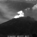 Volcán Popocatépetl lanza material incandescente