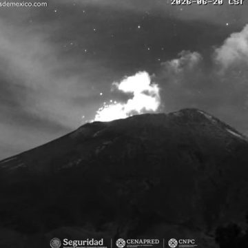 Volcán Popocatépetl lanza material incandescente