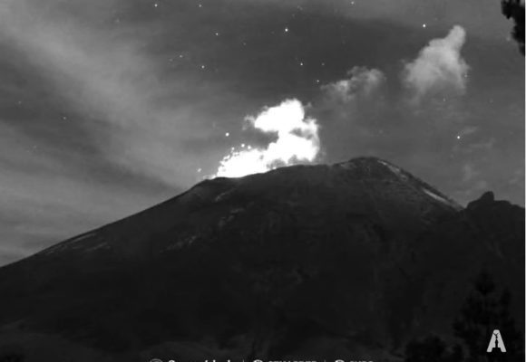 Volcán Popocatépetl lanza material incandescente