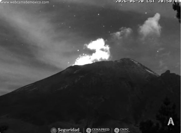 Volcán Popocatépetl lanza material incandescente