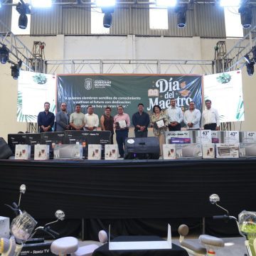 WhatsApp Image 2026-05-18 at 7.59.09 PM Reconoce Omar Muñoz a docentes por su compromiso con la educación