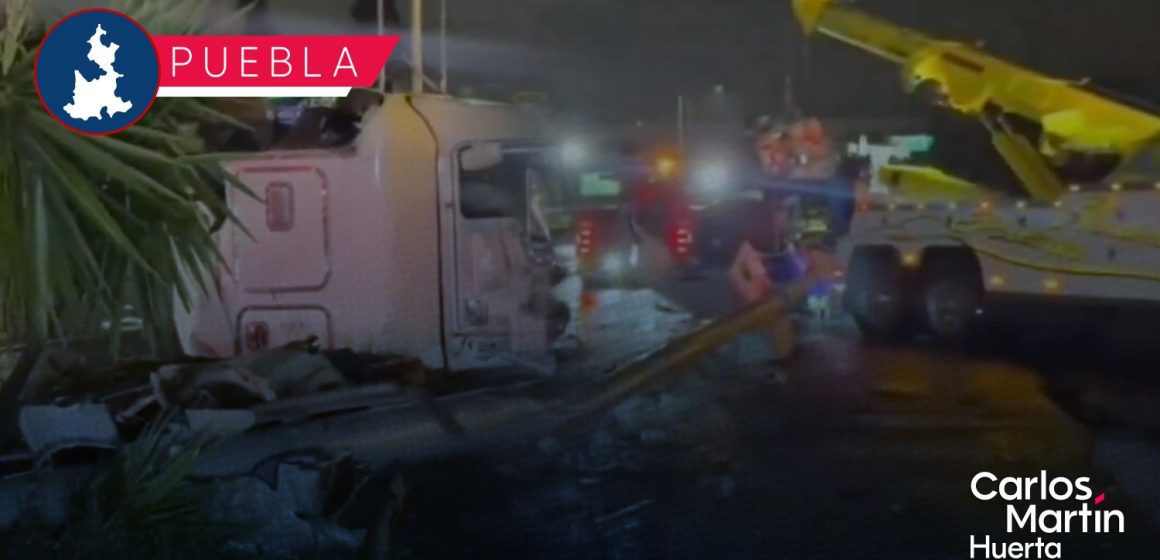 Tráiler protagoniza accidente en Periférico Ecológico; tira luminarias y cámaras de seguridad