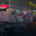 Tráiler protagoniza accidente en Periférico Ecológico; tira luminarias y cámaras de seguridad