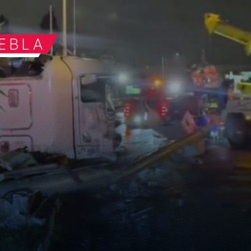 Tráiler protagoniza accidente en Periférico Ecológico; tira luminarias y cámaras de seguridad