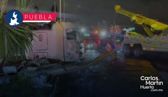 Tráiler protagoniza accidente en Periférico Ecológico; tira luminarias y cámaras de seguridad