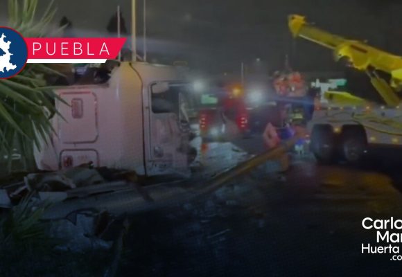 Tráiler protagoniza accidente en Periférico Ecológico; tira luminarias y cámaras de seguridad