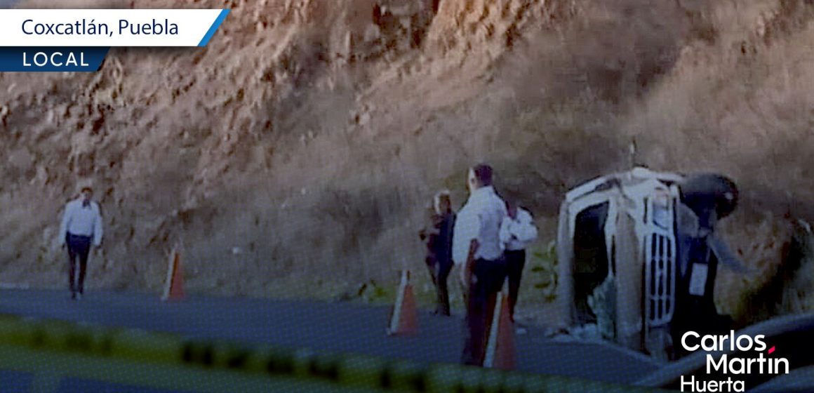 Camioneta vuelca en la Coxcatlán-Coyomeapan; reportan dos adultos mayores heridos