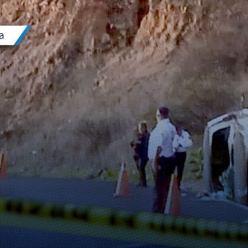 Camioneta vuelca en la Coxcatlán-Coyomeapan; reportan dos adultos mayores heridos