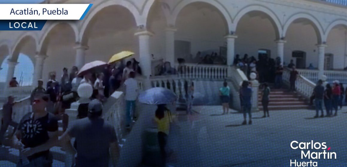 Pobladores intentan tomar palacio municipal de Acatlán; por presuntos abusos de poder