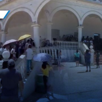 Pobladores intentan tomar palacio municipal de Acatlán; por presuntos abusos de poder