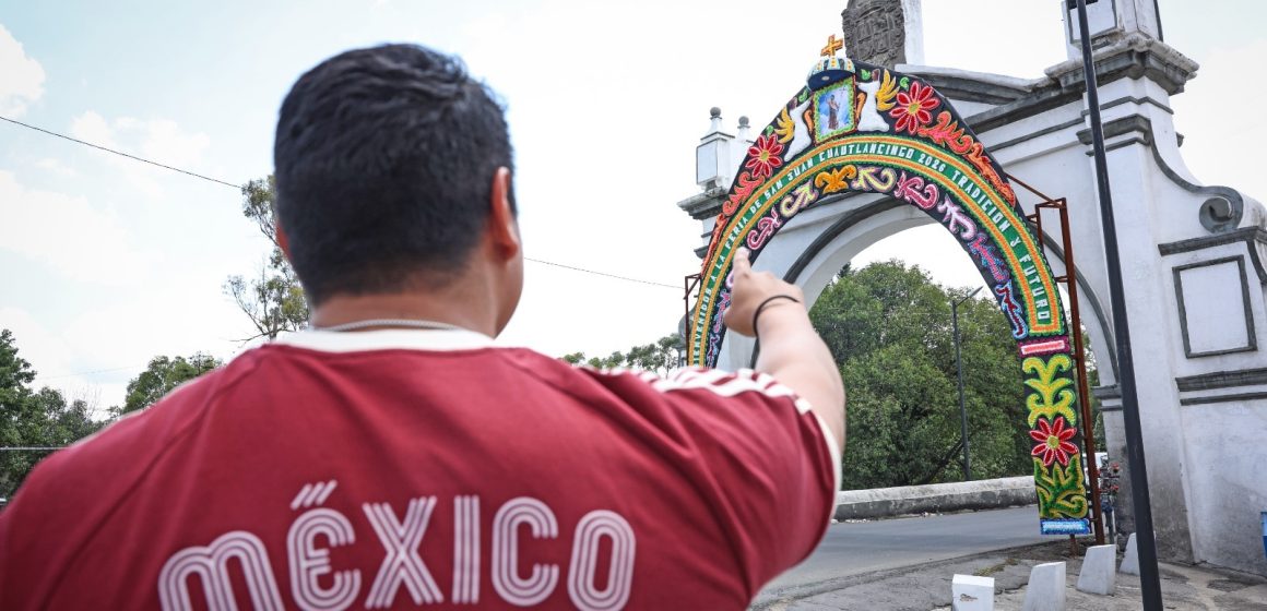 Omar Muñoz presenta enflorado de feria en el Puente de México