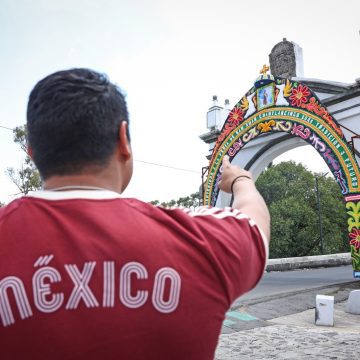 Omar Muñoz presenta enflorado de feria en el Puente de México