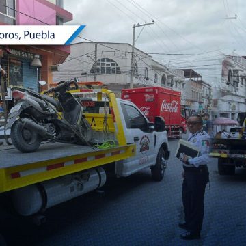 Motoneta se queda sin frenos y arrolla a oficial de tránsito en Izúcar