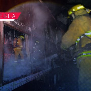 Bomberos sofocan incendio de vehículo en la colonia Real Guadalupe