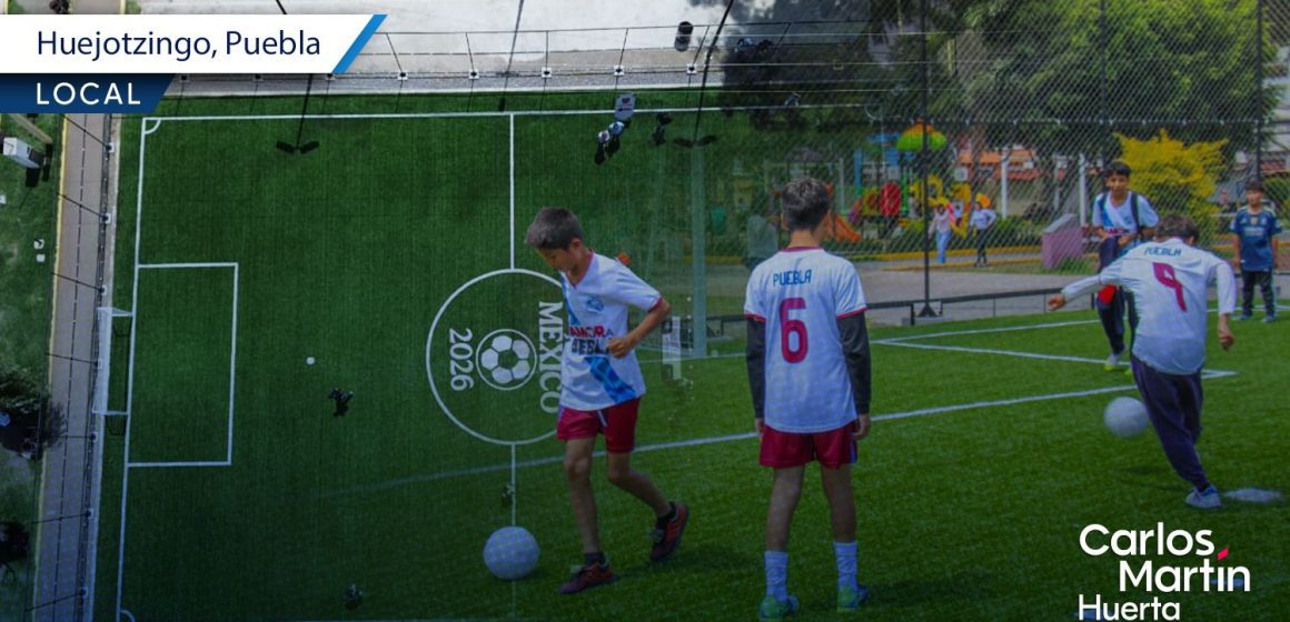 Roberto Solís inaugura nueva cancha de fútbol en el zócalo de Huejotzingo