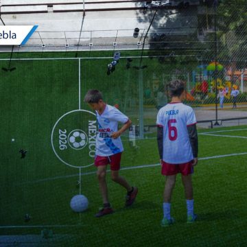 Roberto Solís inaugura nueva cancha de fútbol en el zócalo de Huejotzingo
