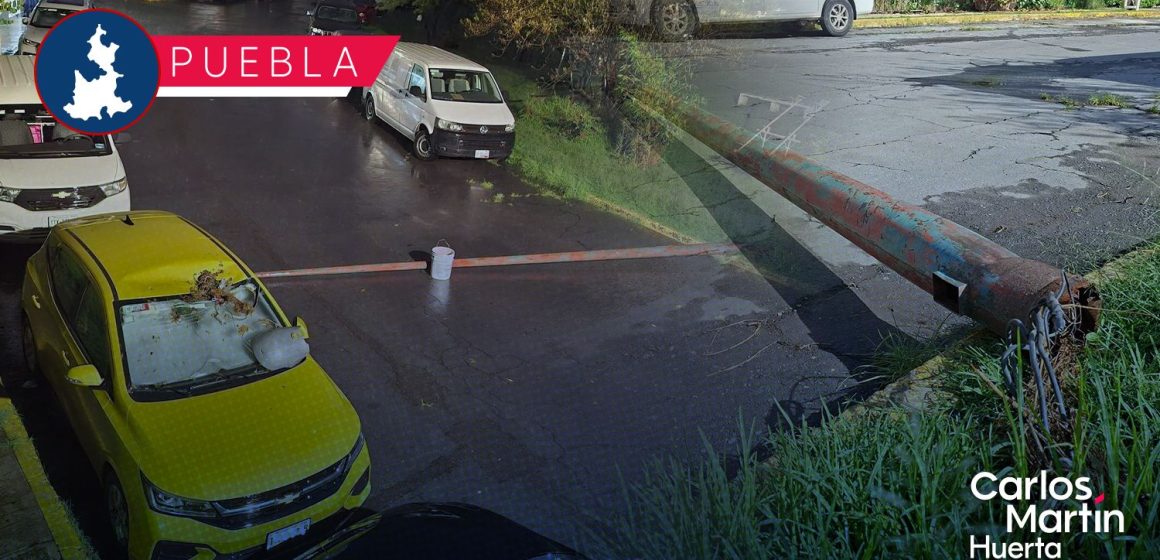 Cae poste de luz en vehículo en Luz Villa del Sur; piden intervención de las autoridades