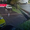 Cae poste de luz en vehículo en Luz Villa del Sur; piden intervención de las autoridades
