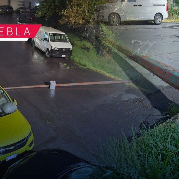 Cae poste de luz en vehículo en Luz Villa del Sur; piden intervención de las autoridades