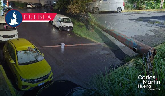 Cae poste de luz en vehículo en Luz Villa del Sur; piden intervención de las autoridades