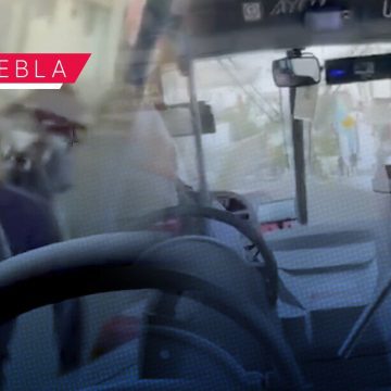 Conductor da piedrazo a alimentadora de RUTA en Zavaleta; sería un montachoques
